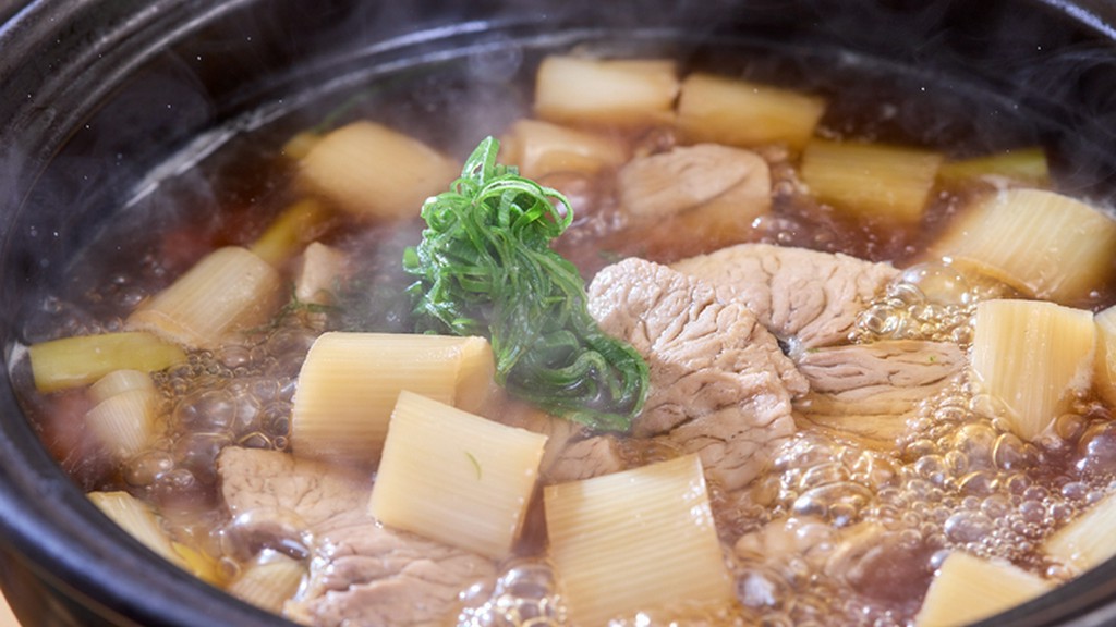 身体を芯から温めてくれる『葱鮪鍋』で、日本酒女子会を開く