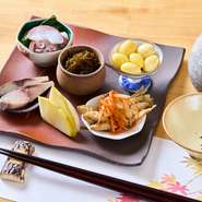 店内のカウンター席は、一枚板で存在感がありながらもやわらかな質感。ひとりでも居心地がよく、気軽に料理や酒を楽しめます。一日の終わりに、じっくりと日本酒を傾けながら、くつろぎのひとときを。