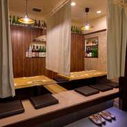 落ち着いた雰囲気の個室は、接待や会食、女子会に最適です。完全個室は、周囲を気にせずゆったりと過ごせるプライベート空間を提供。開放感のある半個室は、カジュアルな集まりや親しい方との食事にぴったりです。