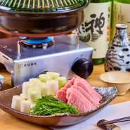 トロの脂スジの旨みを葱が吸い上げ、葱が主役となります。通年提供しており、季節ごとに異なる葱を使用。冬は下仁田葱、春秋は深谷葱、夏は九条葱や白美人葱と、四季折々の葱の違いを堪能できます。