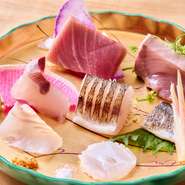 日々変わる旬魚を熟成し、脂のりや風味の違いも楽しむ『穂椋の御刺身盛り合わせ』