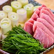 トロの脂スジの旨みを葱が吸い上げ、葱が主役となります。通年提供しており、季節ごとに異なる葱を使用。冬は下仁田葱、春秋は深谷葱、夏は九条葱や白美人葱と、四季折々の葱の違いを堪能できます。