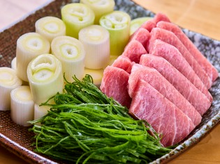 鮪のスジトロと葱のみ使用。江戸から続く伝統の鍋料理『葱鮪鍋』