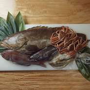 天然の魚、天然の肉、農家直送の新鮮な野菜など、どれも自然の力強さを感じさせる食材を使用。素材本来の味わいを最大限に引き出すことを大切にし、余計な手を加えずシンプルに仕上げています。