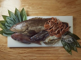 天然の魚や肉、農家直送の野菜を使い、素材を活かすことを重視