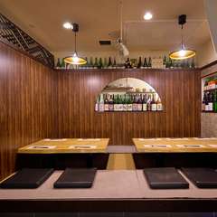 落ち着いた雰囲気の中で、料理やお酒をじっくり楽しめる