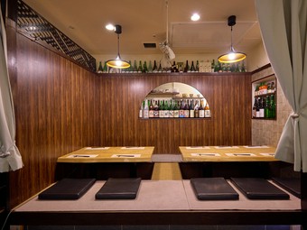 落ち着いた雰囲気の中で、料理やお酒をじっくり楽しめる