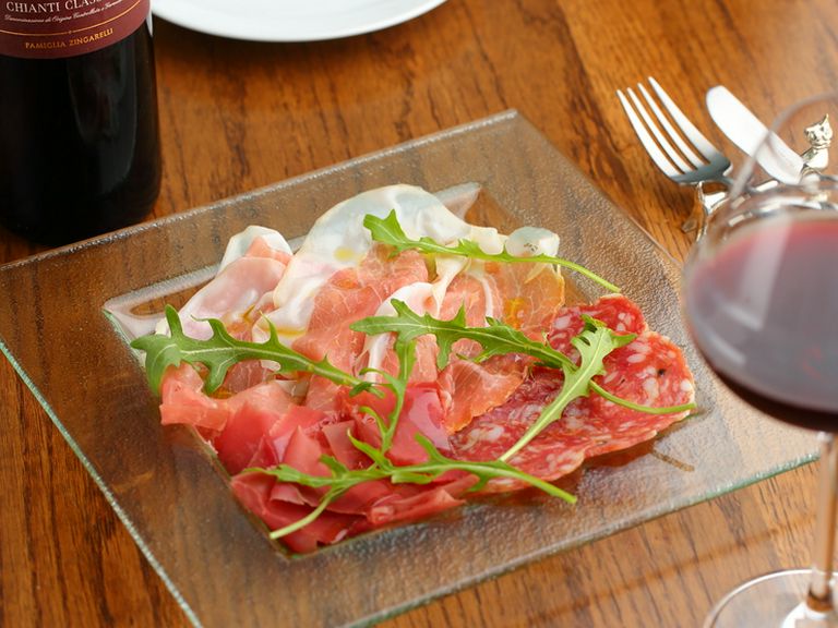 暑い季節は開放感あふれる店内でワインを片手にイタリアン