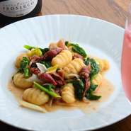 ワインは、ほとんどがオーガニックワイン。梅酒、サングリア、リモンチェッロも自家製です。人の手で作られたもの、自然に近いものにこだわったドリンクは、手打ちパスタともベストマッチ。共に味わいたい逸品です。