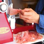 イタリアから取り寄せたハムのスライサーを使用。手動のため機械の熱が伝わらず、スライスしても質感を損ねることはありません。口の中でとけていく生ハム本来の美味しさを味わうことができます。