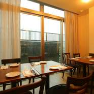 木目を基調とした温かみが感じられるくつろぎ空間。開放感いっぱいの店内にはスカイツリーが見えるテーブル席も。窓から見える景色を傍らに会話も弾み、ワインもすすみます。