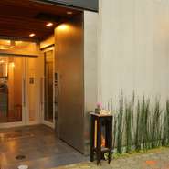 蔵前駅から1分。【蔵前イタリアン　ピンツォ】は厩(うまや)橋のふもとにあります。スタイリッシュな店構え、中を覗けば温かい雰囲気が広がっています。オレンジ色の看板と、黒板が目印。