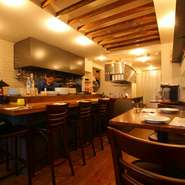 一歩踏み入れた瞬間から、木の温もり溢れる落ち着いた雰囲気で二人を迎えてくれます。大人カジュアルなデートに最適。美味な料理に舌鼓を打ちながら、大切な方と思い出に残る時間を存分にお楽しみください。