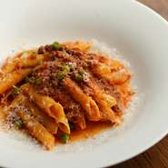 おしゃれな開放的な店内で、ゆっくりと大人女子会はいかがですか。ワインは種類豊富にあり、食事に合わせてお選び頂けます。