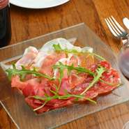 パルマ産の生ハムは、イタリアから取り寄せたスライサーで切り出し。手切りでスライスしていくため、機械の熱が伝わらず生ハム本来の味を楽しめます。フレッシュな生ハムはワインとの相性も抜群です。