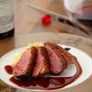 皮目をカリッと焼き上げ、中はしっとりとさせるローストの手法で仕上げられたメインの一品。独自にミックスしたハーブを使用。皮の食感とハーブの香りが厚切りの赤身肉と相まって、絶妙な味わいを醸し出しています。