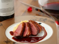 皮目をカリッと焼き上げ、中はしっとりとさせるローストの手法で仕上げられたメインの一品。独自にミックスしたハーブを使用。皮の食感とハーブの香りが厚切りの赤身肉と相まって、絶妙な味わいを醸し出しています。