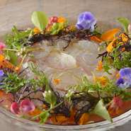 三重県鳥羽漁港直送の魚介は、新鮮そのもの。その時期最もおいしい鮮魚を贅沢に調理、目で見でも楽しめる一皿に仕立て、ゲストのもとへ届けてくれます。