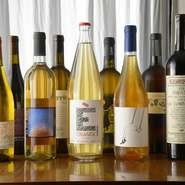 【蔵前イタリアン　ピンツォ】で味わえるのは、旬のもの、自然のものをお皿に落とし込んだ料理たち。ワインも自然派にこだわり仕入れています。合わせやすく、果実味を感じられるオレンジワインを中心に堪能あれ。