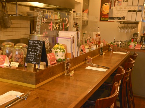 カウンター席も用意されている