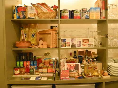 物販の棚には多彩な品物が並ぶ