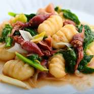 じゃがいものニョッキにレモンの皮を練り込んだ手打ちパスタ。旬の野菜の苦みと魚介の旨味、軽やかな酸味が口の中でバランスよく広がる春の一品。