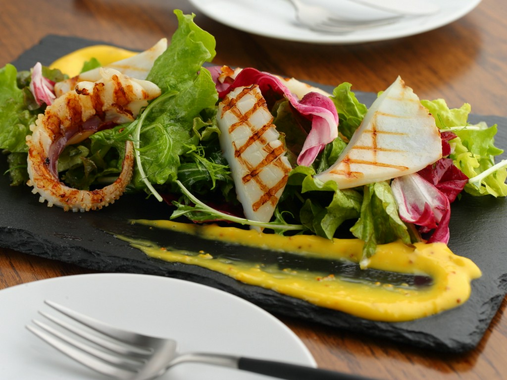 鮮度抜群『鳥羽より アオリイカのグリル サラダ仕立て』