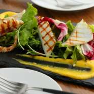 鳥羽の漁港から直送されたアオリイカをグリル。その香ばしさと彩り野菜の食感、サフランとマスタードを入れたマヨネーズの組み合わせが絶妙です。サラダ仕立てでサッパリと。