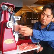 カウンター主体のお店なのでライブ感が伝わるような雰囲気を心がけています。お客様と近い距離感での会話を楽しみながら気軽にお好みのオーダーを受け、「そのお客様だけの一皿」を生みだすことも。
