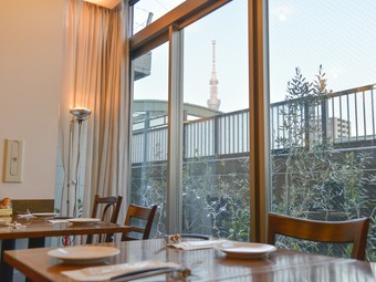 デートや女子会に最適。ワインやカクテル片手にお喋りを