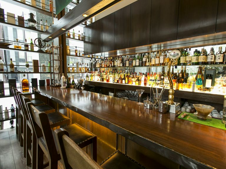 カウンター席でグラスを傾けてゆっくり過ごす至福のひととき