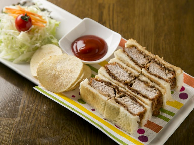 がっつり食べたい時にはこれで決まり。満足感たっぷりな『KENWEST特製カツサンド』