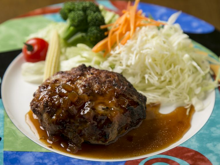 お食事にも、おつまみにもおすすめ。肉汁たっぷり、アツアツジューシーな『特製ハンバーグ』
