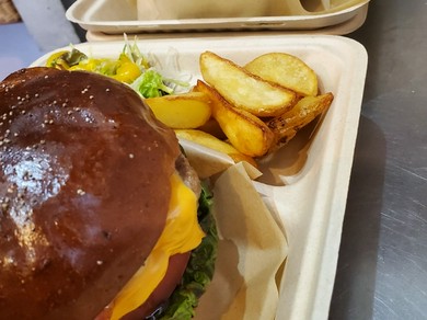 アロハバーガーを持って湖岸へ