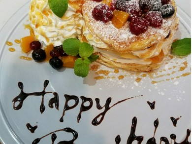 フルーツてんこ盛りの贅沢なパンケーキでお祝い