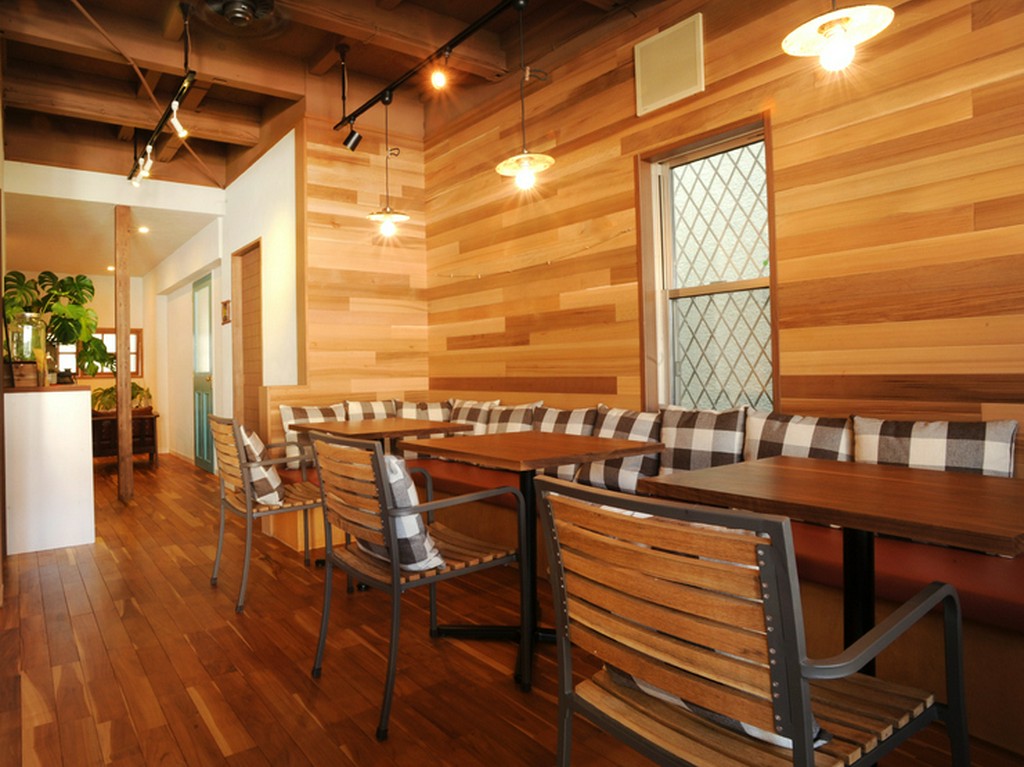 木のぬくもりを感じる温かい雰囲気の店内