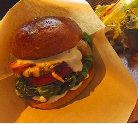 玉ねぎの甘みをまぜ込んだオリジナルバンズにこだわりBEEF100％パテ！絶妙バランス『ALOHA BURGER』