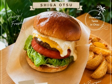 玉ねぎの甘みをまぜ込んだオリジナルバンズにこだわりBEEF100％パテ！絶妙バランス『ALOHA BURGER』