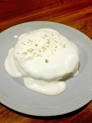 ふわふわ生地にやさしい甘さのマカダミアナッツソースが絶品『マカダミアナッツソースパンケーキ』