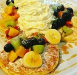 フルーツいっぱいの贅沢なパンケーキ、アイス付