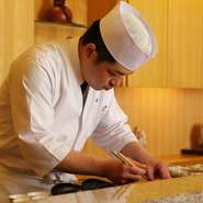 京都で修行を積んだ腕利きの料理長が、当日の早朝に厳選した食材を仕入れ、独自のだし汁、味付け、調理方法でお客様に喜んでいただけるお料理を提供いたします。