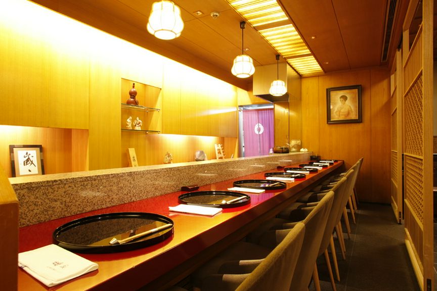 カウンター席ならば1人や少人数でも気軽に楽しめます