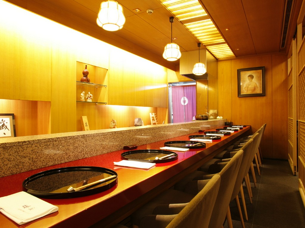 カウンター席ならば1人や少人数でも気軽に楽しめます