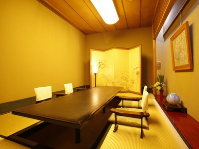 落ち着いた個室で、江戸時代から愛され続ける伝統の京懐石を