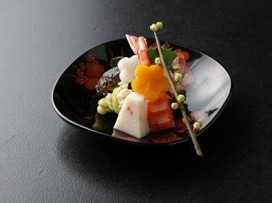 まるで絵画のように美しい料理の数々を堪能できます