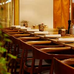 テーブル席もいいですが、カウンター席でのデートもオススメです