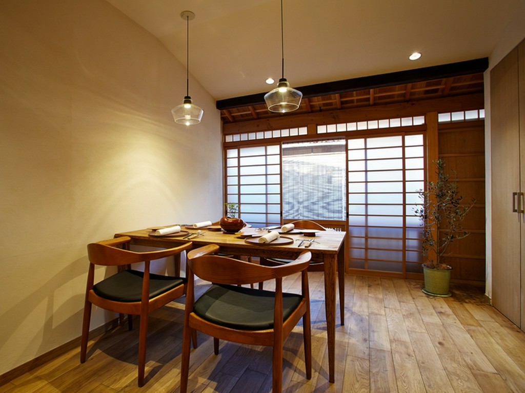 プライバシーに配慮したい食事には、2階の個室で