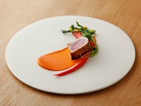 都の大地の恵み・京人参に合わせるのは大間の本マグロ。丸ごと焼き、フロアーのお客様全員で１つの素材を分かち合います。