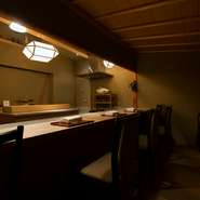 4つの個室も自ら設計するなど、小山氏のこだわりは空間づくりにも徹底されます。6名までが利用できる杉の一枚板のカウンターの個室はその最たる例。目の前で繰り広げられる料理人の仕事に目を奪われます。