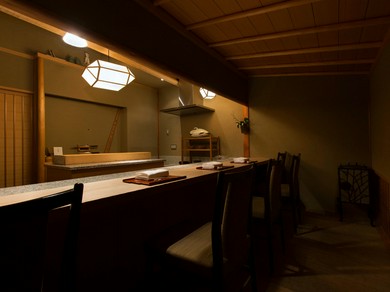 小山氏自ら設計したこだわりの空間で寛ぎの時間を演出